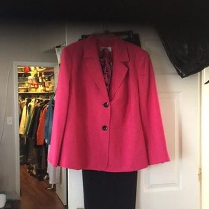 Gorgeous 2 piece pant suit by Le Suit